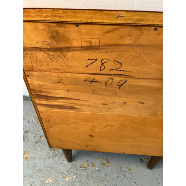 Mid-Century Modern Walnut & Brass Nightstands Attributed to Young Manufacturing For Sale - Image 13 of 18