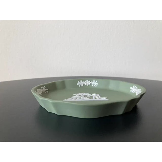 Mid 20th Century English Wedgwood Jasperware Sage Green Jewelry Dish With Neoclassical Cherub Design For Sale In New York - Image 6 of 12
