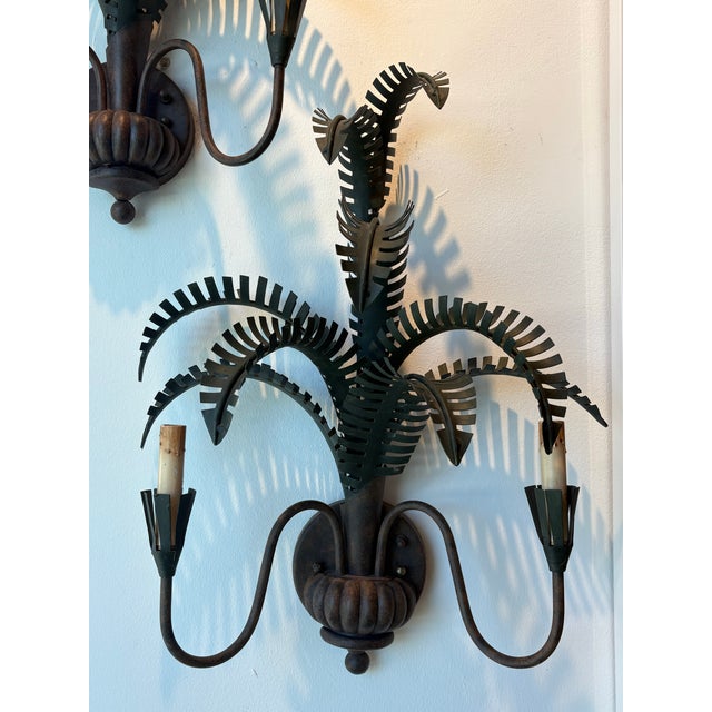 Currey & Company Vintage Pair Palm Tree Frond Leaf Wall Light Sconces Metal Tole Tropical Coastal For Sale - Image 4 of 12