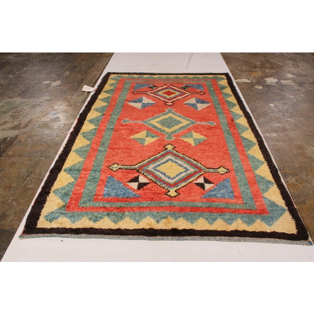 Hand knotted in wool originating from a reputed modern loom in Turkey, this Tulu pattern by Rug & Kilim offers an...
