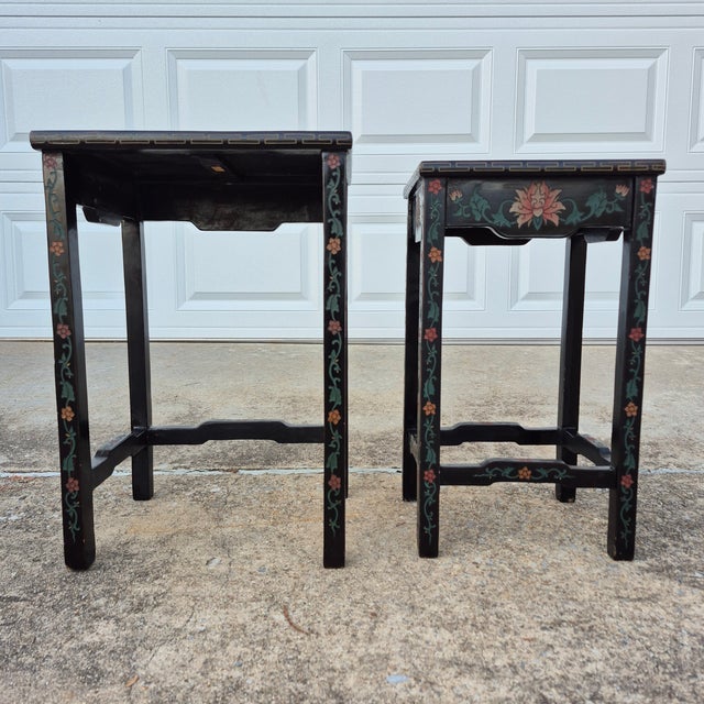 Mid-20th Century Chinese Black Lacquered Coromandel Nesting Side Tables, Set of 2 For Sale - Image 4 of 10
