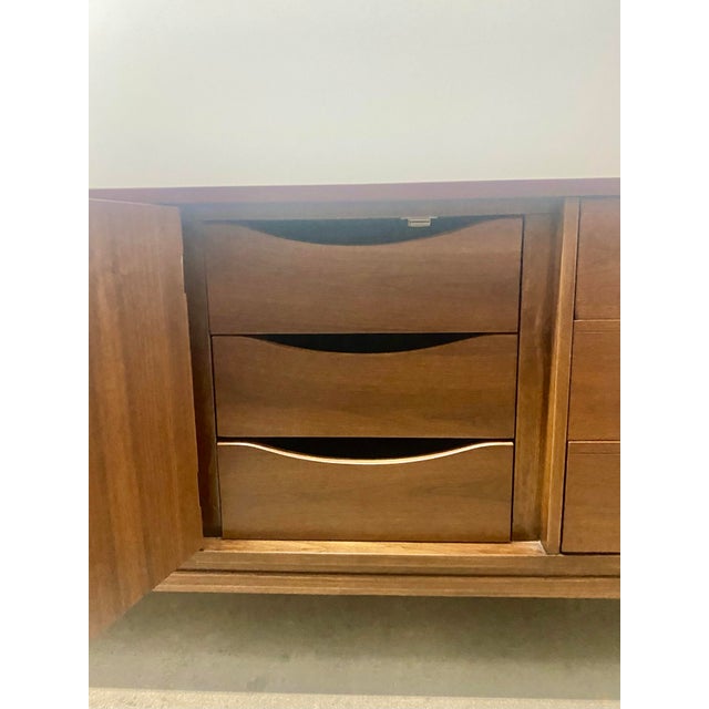 Mid-Century Modern Credenza Attributed to United Furniture . For Sale - Image 9 of 12