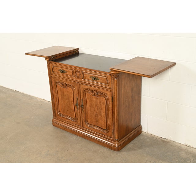 Henredon French Provincial Louis XV Carved Walnut Flip Top Buffet Server or Bar Cabinet, Circa 1970s For Sale In South Bend - Image 6 of 17