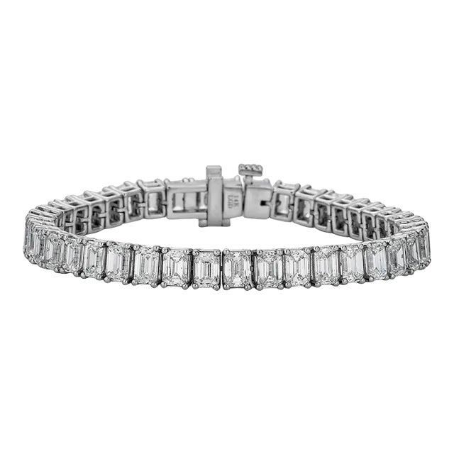 The Orya Emerald 15.00ct Tennis Bracelet in 14k White Gold Lab Grown Diamonds by Lumeniri For Sale