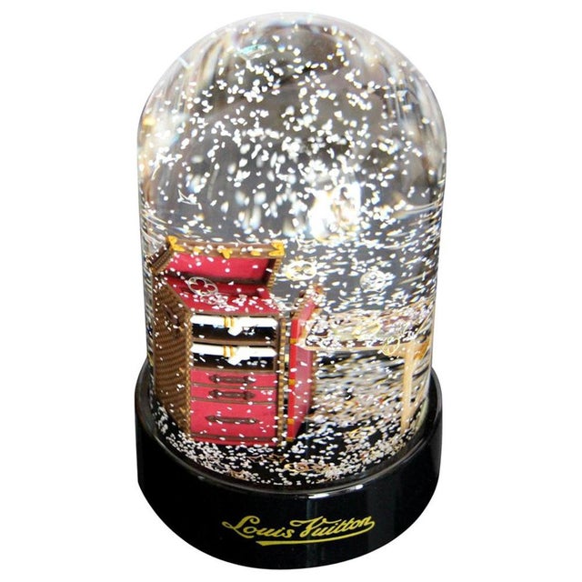 Limited edition Louis Vuitton snow globe, dedicated to Louis Vuitton VIP clients. It depicts the "Stokowski" trunk in...