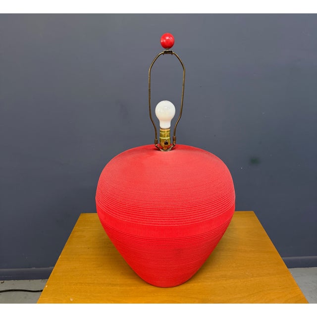 Postmodern Flute of Chicago Postmodern Corrugated Cardboard Table Lamp in Red, 1980s For Sale - Image 3 of 9