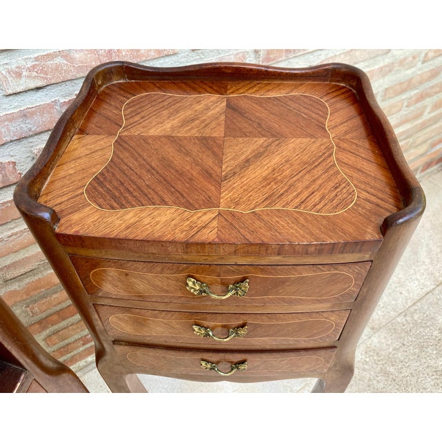 1940s 1940s Pair of French Louis XV Style Bedside Tables with Marquetry and Brass Hardware, Pair For Sale - Image 5 of 10