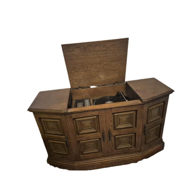 The Vintage Solid State Bradford AM FM Radio 8-Trac Vinyl Record Player is a unique and sought-after piece of vintage...