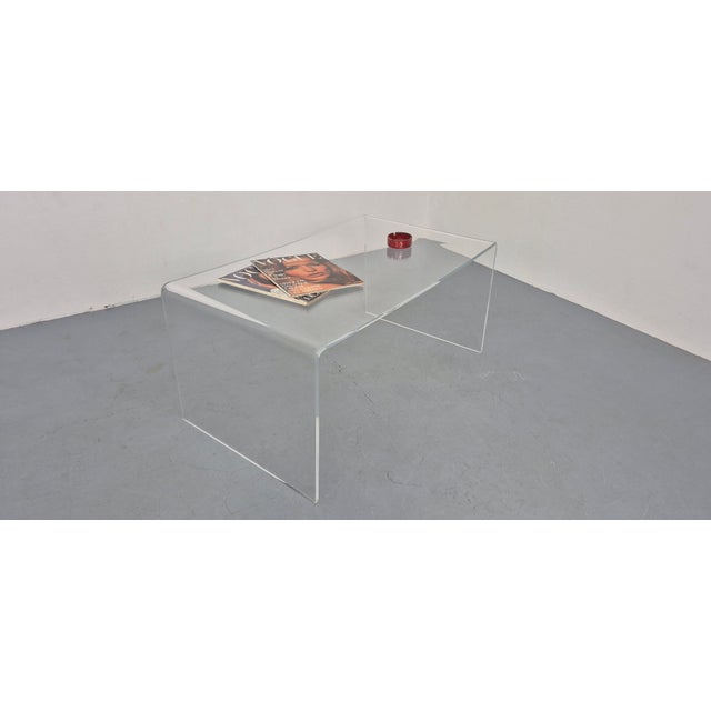 Contemporary Large Acrylic Glass Coffee Table, USA, 1970s For Sale - Image 3 of 11