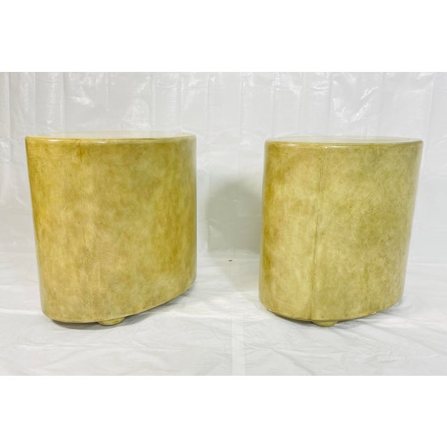 1980s Pair of Henredon Oval 3-Drawer Nightstands / Bachelor’s Chests, Lacquered Finish For Sale - Image 12 of 18