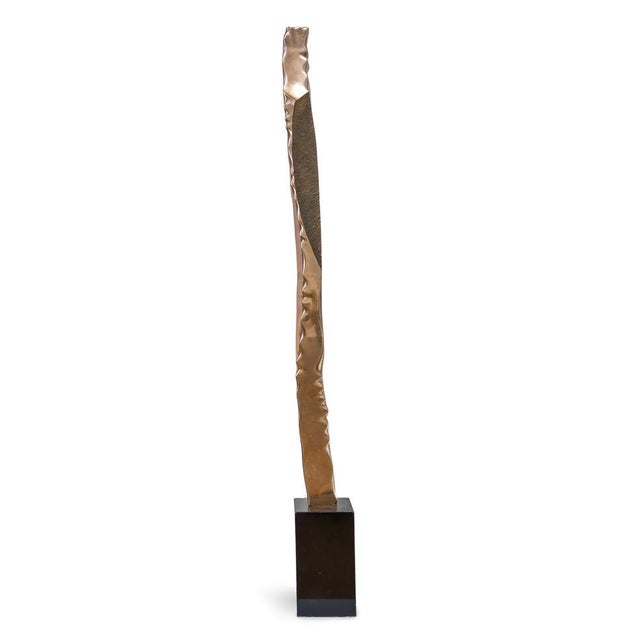 The sculpture Pillar in Motion captures a moment of transformation – suspended between tension and release, form and...