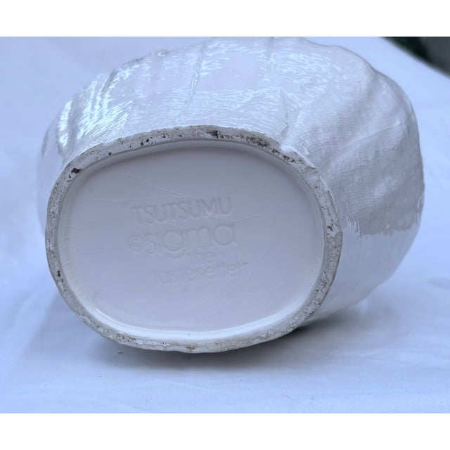 Trompe-L’oeil White Ceramic Knotted Linen Satchel Vase by Sigma the Taste Setter For Sale In Palm Springs - Image 6 of 9
