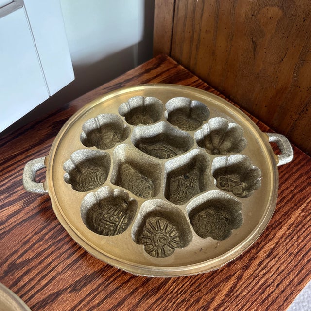 Kueh baulu’ is a Malay/Peranakan Chinese round egg-based flour cake. The lid of the mould is designed to contain hot...