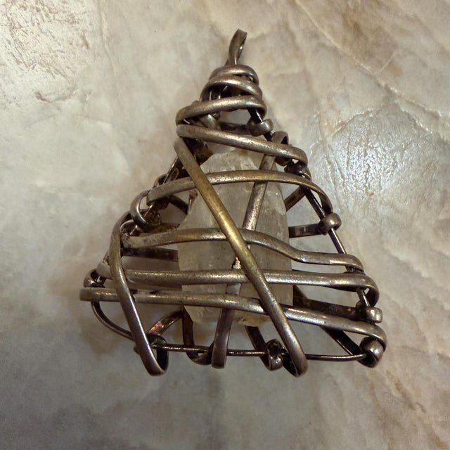 1990s Wire-Wrapped Pendant Featuring a Raw Gemstone Quartz Silver-Plated For Sale - Image 5 of 15