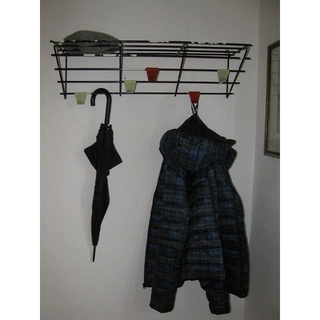 Mid-Century Wandhalter im Stil von Pilastro 1960. Aus Metall. Technisch - solide, stark, visuell - Zeitspuren - wie auf...