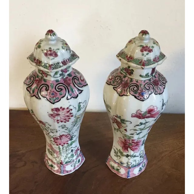 Early 18th Century Early 18th Century Chinese Export Porcelain Vases with Covers - A Pair For Sale - Image 5 of 11