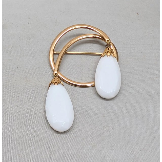 Mid-Century Modern Vintage 1960s Signed Napier Goldtone White Resin Drop Brooch For Sale - Image 3 of 9