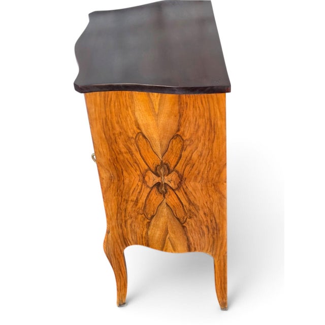 Pair of Italian Bookmatch Walnut Bedside Cabinet/ Nightstand. For Sale - Image 9 of 18