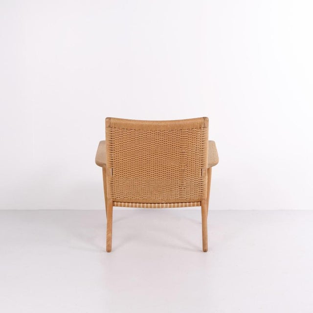Lounge chair model ch25 designed by hans j. Wegner and produced by carl hansen & søn. The chair is made in patinated solid...