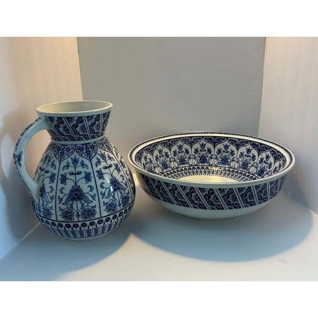 Victorian 19th-Century Wedgwood “Brocade” Blue and White Pitcher and Wash Basin Set For Sale - Image 3 of 12