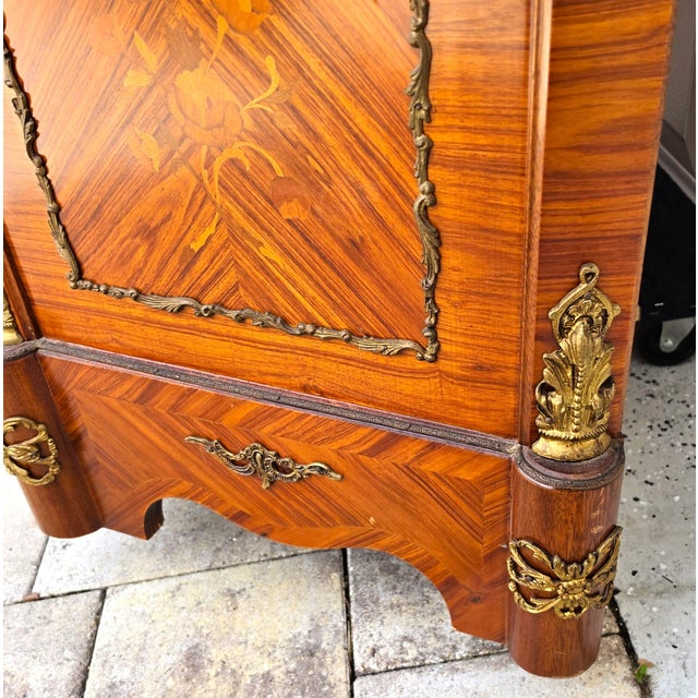 French Louis XV Marquetry Display Cabinet Figural Mounts Porcelain Medallions For Sale - Image 15 of 18