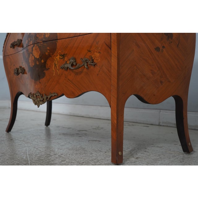 Wood 1950s French Louis XV Style Highly Inlaid 3 Drawer Commode For Sale - Image 7 of 18