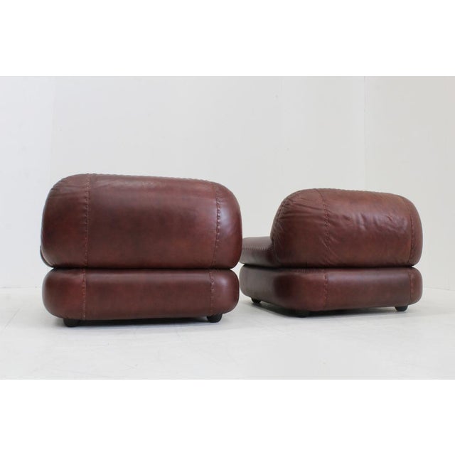 Set Vintage Italian Burgundy Lounge Chairs by Sapporo for Mobil Girgi, 1970s, Set of 2 For Sale - Image 9 of 11