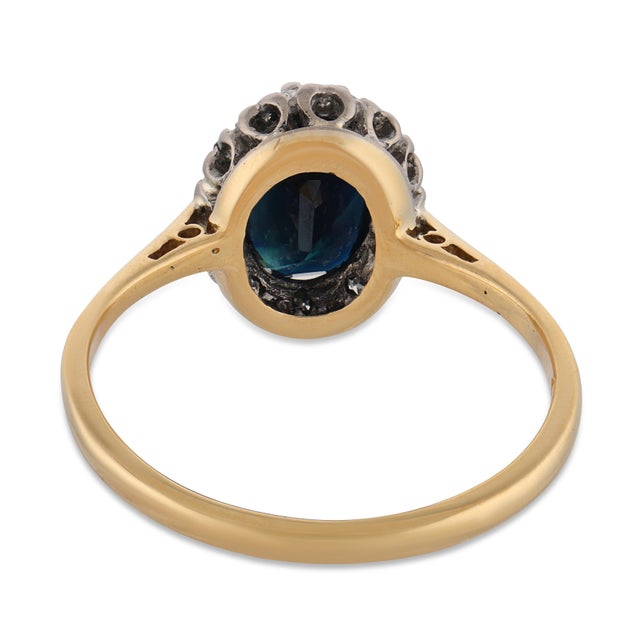 1910s Edwardian 1.60 Carat Sapphire Diamond 18k Yellow Gold Platinum Cluster Ring, Size 6 For Sale In Los Angeles - Image 6 of 6