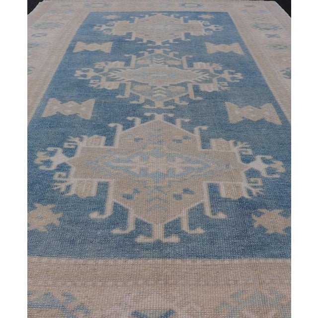 Transitional Turkish Oushak Rug With Geometric Medallion Design in Blue and Beige For Sale - Image 3 of 10