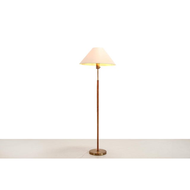 This elegant floor lamp exudes the refined simplicity of Scandinavian design from the 1950s. The slender stem is crafted...