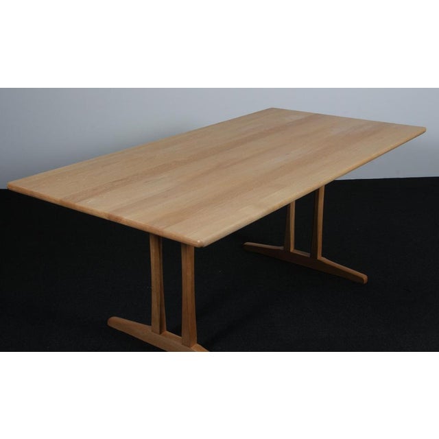 Børge Mogensen shaker dining table in solid oiled oak. Two extension leafes. Made by Fredericia, model C18. This piece is...