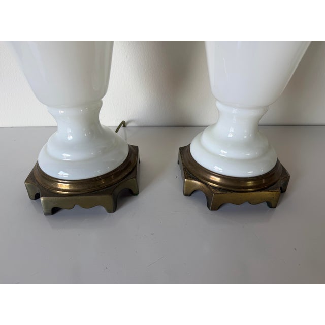 Vintage Paul Hanson French Neoclassical Style White Milk Glass Urn Table Lamps – A Pair For Sale In Miami - Image 6 of 13