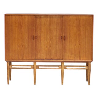 Model 90 Highboard in Teak attributed to Illum Wikkelsø for Søren Willadsen Møbelfabrik, Denmark, 1960s For Sale