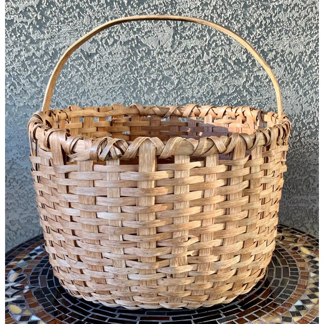 Circa 1940 Bushwhacker-Inspired Basket - Nicely Sized Black Ash Splint With Hickory Rim Lashing For Sale - Image 4 of 12