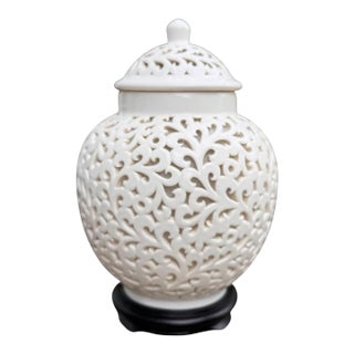 Vintage Mid 20th Century Hollywood Regency Pierced Ceramic Lidded Ginger Jar Table Lamp For Sale