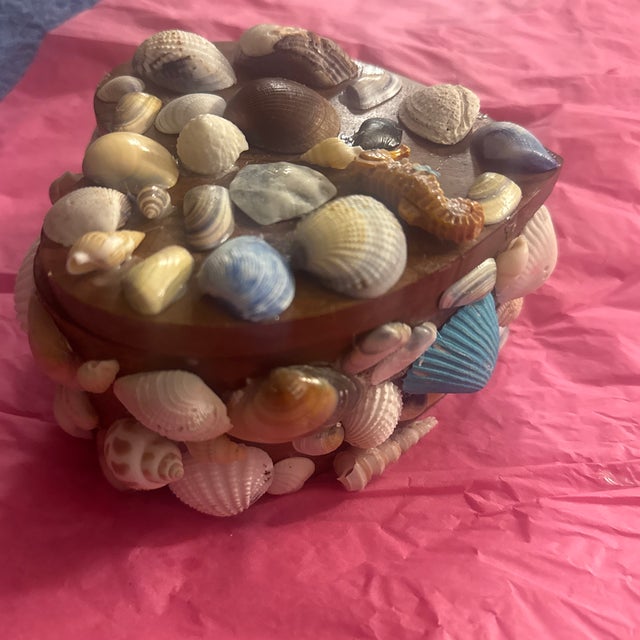 Traditional Heart-Shaped Sailor’s Valentine Seashell Trinket Box For Sale - Image 3 of 6