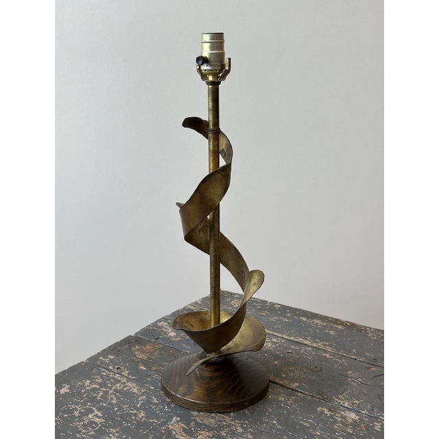 Vintage Spiraling Gilt Metal Table Lamp With Oak Base Attributed to Yasha Heifetz, Circa 1950s For Sale In New York - Image 6 of 14
