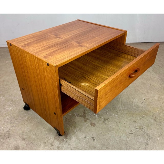 Wood Mid Century Danish Modern Teak Rolling Media Cabinet Table Cart For Sale - Image 7 of 12