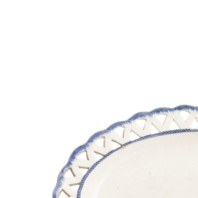 Earthenware - Earthenware serving dish - 19th century. Portuguese, 19th century, glazed decoration in shades of blue with...