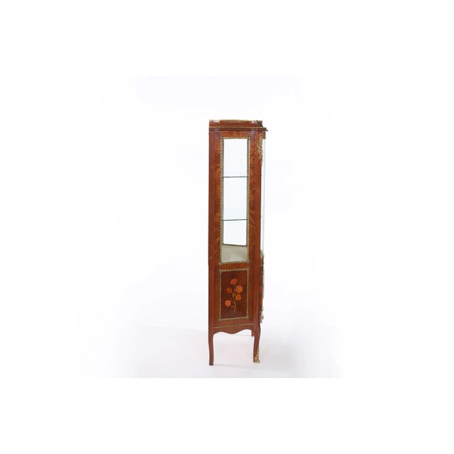 Louis XV style bronze mounted China display cabinet / vitrine with exterior inlaid design details. The interior of the...