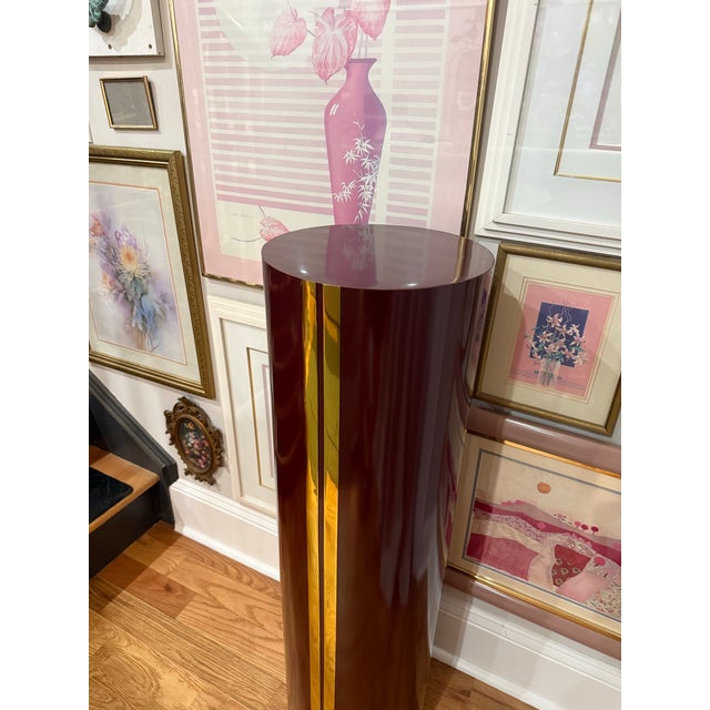 Hollywood Regency Vintage High-Gloss Maroon Pedestal With Raised Brass Accent For Sale - Image 3 of 6