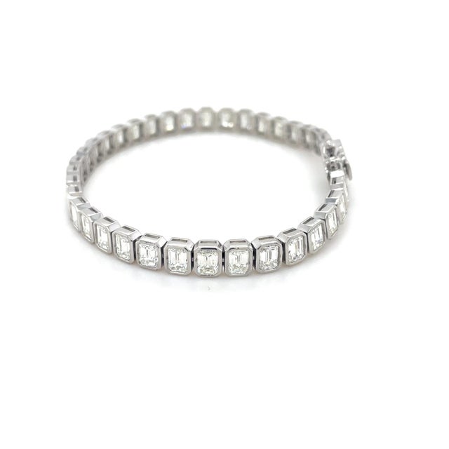 Contemporary 12.52 Carats Bezel Set Emerald Cut Diamond Tennis Bracelet For Sale - Image 3 of 5