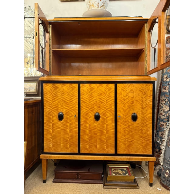 Art Deco Salon Display Cabinet in Flamed Birch Veneer, 1910 For Sale - Image 5 of 9