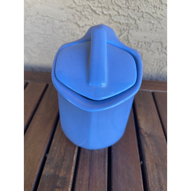 Art Deco 1930s Art Deco Hall China 5118 Periwinkle Blue Ceramic Pitcher/Lid Montgomery Ward For Sale - Image 3 of 6