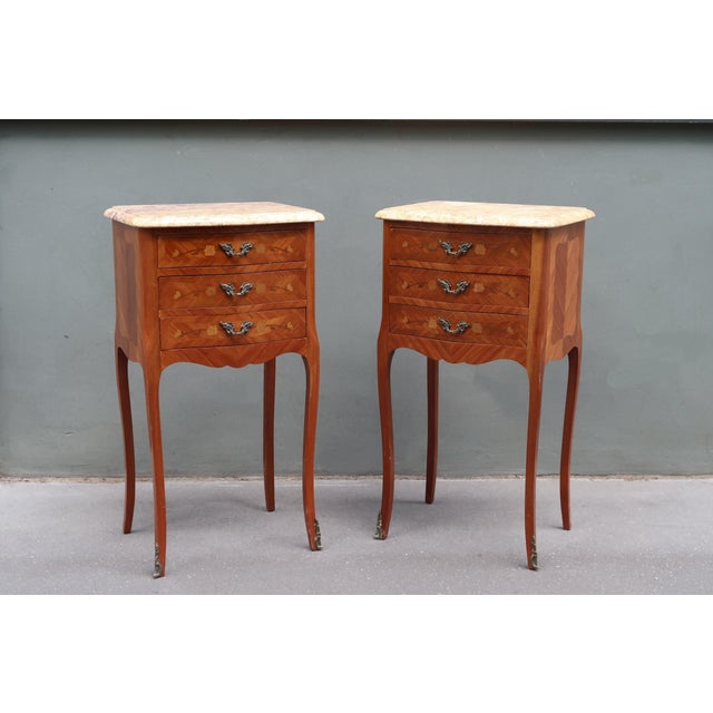Antique Pair of French Louis XV Style Inlaid Side Tables or Nightstands. For Sale - Image 11 of 13