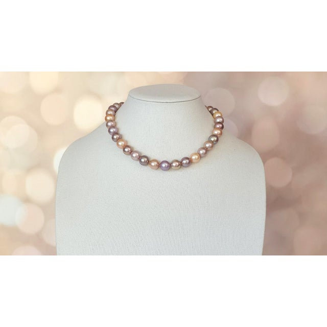 Indulge in the timeless beauty of this exquisite Edison pearl necklace. Measuring 17.5 inches (44.5 cm) in length and...