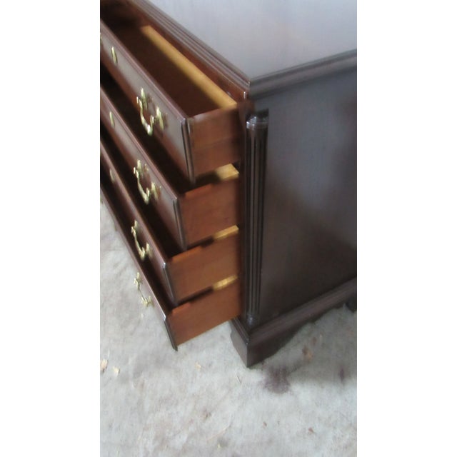 Brown 1980s Pair Ethan Allen Mahogany Four Drawer Large Nightstands Bachelors Chests For Sale - Image 8 of 9