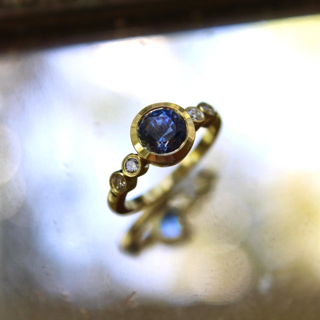 1990s Sapphire and Diamond Bezel Set 18k Gold Ring, Size 4.5 For Sale - Image 10 of 12