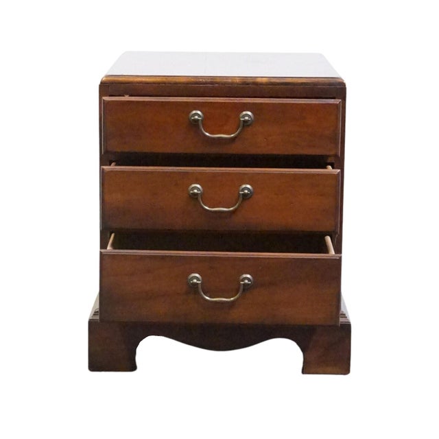 Late 20th Century Hekman Furniture Solid Cherry Traditional Style 18" Accent Chairside Chest / End Table For Sale - Image 5 of 12