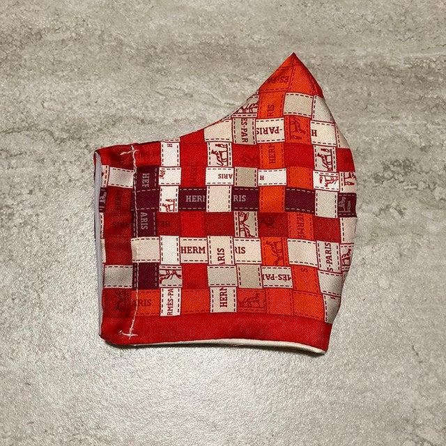 Contemporary Hermes Bolduc Au Carre Silk Scarf Face Mask in Dark Red For Sale - Image 3 of 9